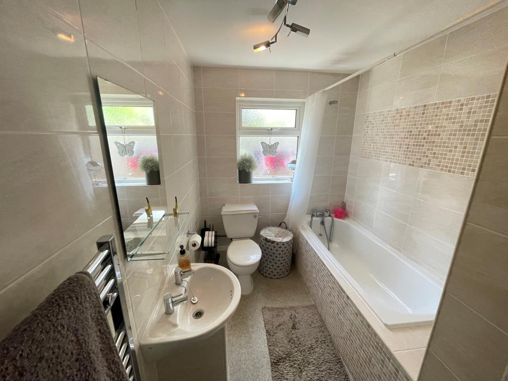 Lot: 166 - WELL-PRESENTED BUNGALOW FOR STRUCTURAL REPAIR - Bathroom with W.C.